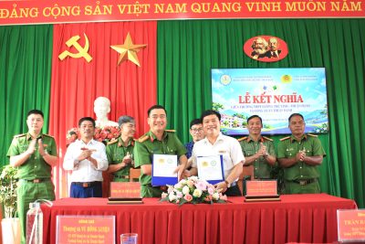 TRƯỜNG THPT LƯƠNG THẾ VINH – THUẬN HẠNH VÀ CÔNG AN XÃ THUẬN HẠNH TỔ CHỨC LỄ KẾT NGHĨA