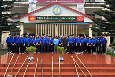 Phát động phong trào trồng cây xanh, trồng hoa trong khuôn viên trường Phát động phong trào trồng cây xanh, trồng hoa trong khuôn viên trường